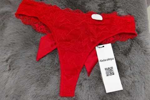 Czerwone stringi z kokarda