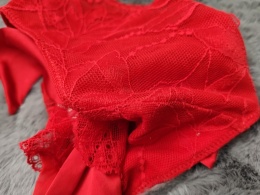 Czerwone stringi z kokarda