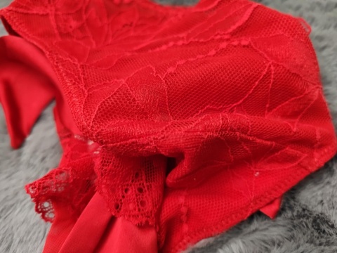 Czerwone stringi z kokarda